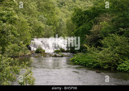 En cascade, Dale Monsal Derbyshire Peak District, au Royaume-Uni. Banque D'Images