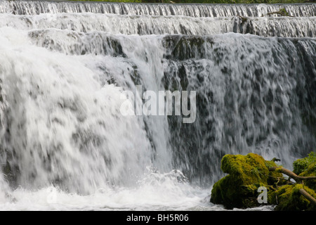 En cascade, Dale Monsal Derbyshire Peak District, au Royaume-Uni. Banque D'Images