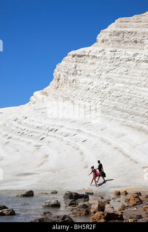 La Scala dei Turchi est un type d'scoglifero falaise qui s'élève au-dessus de la mer le long de la côte de Realmonte en Sicile. Banque D'Images
