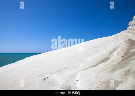 La Scala dei Turchi est un type d'scoglifero falaise qui s'élève au-dessus de la mer le long de la côte de Realmonte en Sicile. Banque D'Images