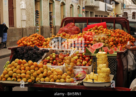 L'Equateur Otavalo ; ; voir de tas de couleurs et différents fruits dans des corbeilles affichée à l'arrière d'une camionnette utilisée comme Banque D'Images