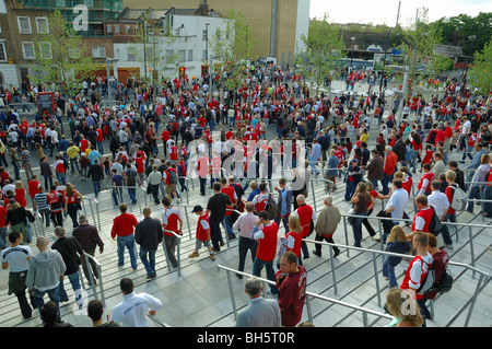 La foule de quitter l'Emirates Stadium d'Arsenal Londres Angleterre Royaume-uni Grande-bretagne Holloway Banque D'Images