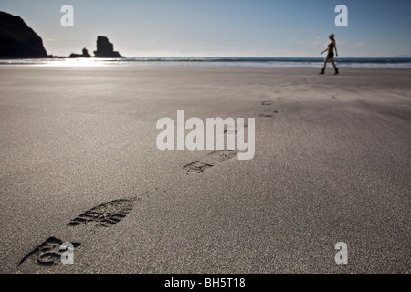 Des traces de pas dans le sable à la baie de Talisker, île de Skye, Écosse Banque D'Images