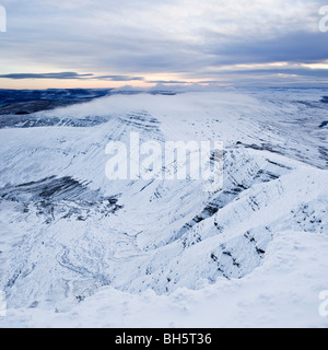 La neige a couvert Cribyn comme vu à partir de Pen Y Fan, parc national de Brecon Beacons, le Pays de Galles Banque D'Images