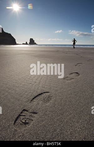 Des traces de pas dans le sable à la baie de Talisker, île de Skye, Écosse Banque D'Images