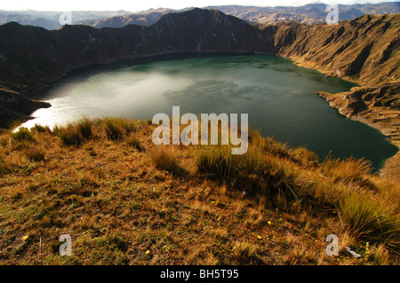 Quilotoa, Equateur, Aperçu de volcan Quilotoa, le volcan le plus à l'Ouest dans les Andes équatoriennes, et son livre vert rempli d'eau thr Banque D'Images