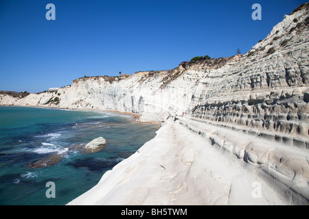 La Scala dei Turchi est un type d'scoglifero falaise qui s'élève au-dessus de la mer le long de la côte de Realmonte en Sicile. Banque D'Images