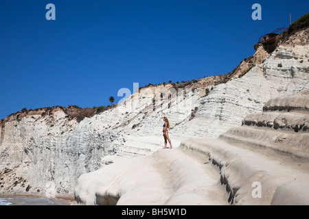 La Scala dei Turchi est un type d'scoglifero falaise qui s'élève au-dessus de la mer le long de la côte de Realmonte en Sicile. Banque D'Images