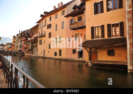 Rivière pour le lac d'Annecy dans les Alpes, Haute Savoie, Rhone Alpes en France. Banque D'Images