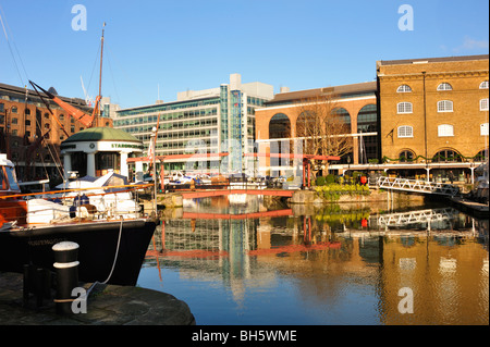 LONDRES, Royaume-Uni - 03 JANVIER 2010 : St Katharine Dock, ville de Londres Banque D'Images