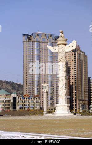 Huabiao (une colonne décorative symbolisant la Chine), Xinghai Square, Shanghai, Chine Banque D'Images