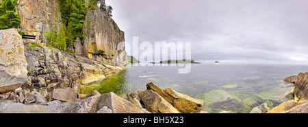 - Panoramique le long du rocher Agawa Rock Agawa Pictogrammes Trail, le lac Supérieur, le parc provincial du lac Supérieur, en Ontario, Canada. Banque D'Images