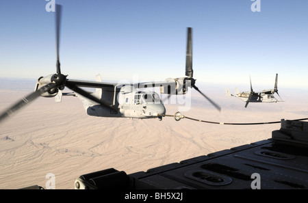 Un MV-22 Osprey ravitaille midflight tandis qu'un autre attend son tour. Banque D'Images