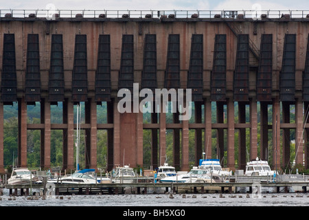 Amarrage en vrac historique américain Lower Ore Dock Harbor Marquette in Michigan mi États-Unis États-Unis États-Unis Lac supérieur grands Lacs bas angle horizontal haute résolution Banque D'Images