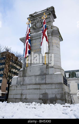 Le Cénotaphe de Rochdale War Memorial (avec drapeaux en pierre sculptée) conçu par l'architecte Sir Edwin Lutyens. Le moulin de Lancashire. UK. (51) Banque D'Images