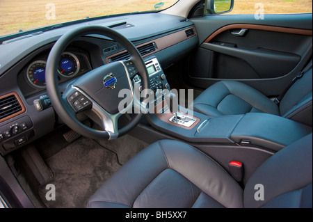 Intérieur avec des sièges en cuir avant et volant dans la Volvo XC 70 modèle 2009 Banque D'Images