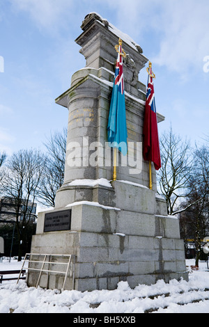 Le Cénotaphe de Rochdale War Memorial (avec drapeaux en pierre sculptée) conçu par l'architecte Sir Edwin Lutyens. Le moulin de Lancashire. UK. (51) Banque D'Images