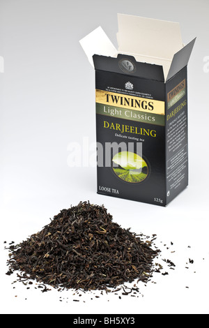 125 grammes de boîte ouverte musique classique légère Twinings thé Darjeeling et une pile de thé en vrac Banque D'Images