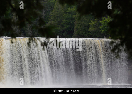 Vue sur une belle et unique cascade Tahquamenon Lower Falls Michigan mi State Park aux États-Unis symbole du changement climatique américain environnement haute résolution Banque D'Images