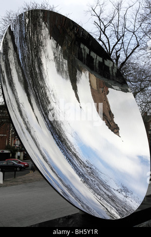 Le Playhouse reflétée dans le miroir du ciel par Anish Kapoor wellington circus nottingham uk Banque D'Images