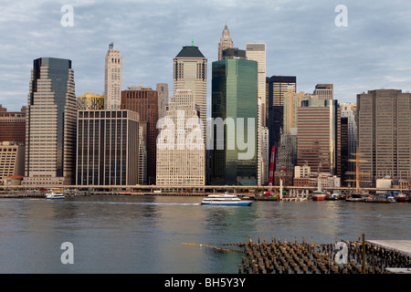 USA, New York, le centre-ville de Lower Manhattan Skyline à travers l'East River vu de Brooklyn Heights Banque D'Images