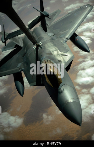 9 décembre 2009 - UN U.S. Air Force F-22 Raptor est ravitaillé par un KC-10A Extender aéronefs au cours de l'Asie du Sud-Ouest. Banque D'Images