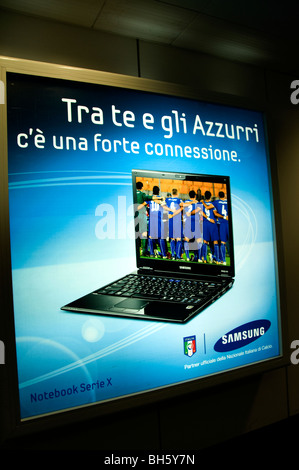 Ordinateur portable téléphone mobile cellulaire Samsung Football Soccer Rome Aéroport Italie Téléphone Banque D'Images