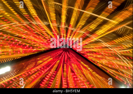 Lumières tourbillonnantes de manèges de carnaval de nuit. Banque D'Images