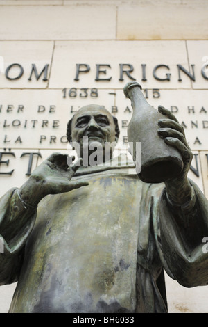 Dom Pierre Pérignon statue en face de Moët et Chandon siège, Épernay, Champagne, France Banque D'Images