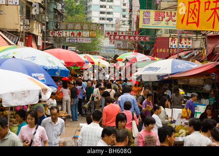 L'Asie, Chine, Hong Kong. Acheter les consommateurs de produire à l'Shau district Wan Kai street market. Banque D'Images