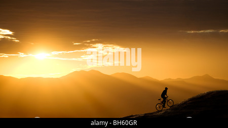 Des promenades en vélo de montagne jusqu'à une colline au coucher du soleil. C'est en Arizona, juste à l'ouest de Tucson. Banque D'Images