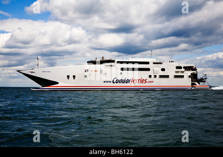 Condor ferries qui traversent la manche, catamaran Condor Express, approchant le port de Poole, Dorset. UK. Banque D'Images