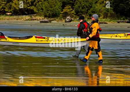 Le kayak de mer se préparent pour le départ des bateaux à partir de la plage MacKenzie dans la région de Pacific Rim, Tofino, BC Banque D'Images