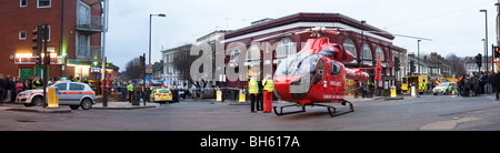 London Air Ambulance - Service Médical d'urgence par hélicoptère (SGEIP) - La Station de métro Tufnell Park - Londres Banque D'Images