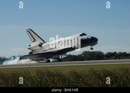 La navette spatiale Atlantis atterrit au Centre spatial Kennedy, en Floride. Banque D'Images