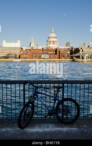 Un vélo de montagne, enchaînés à une balustrade sur la rive sud de Londres. Banque D'Images