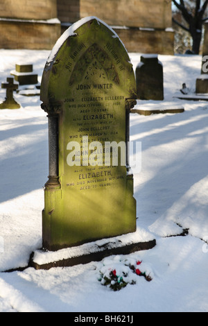 La pierre tombale de Jean de l'hiver et sa famille dans le cimetière de l'église Holy Trinity Washington, Angleterre du Nord-Est, Royaume-Uni Banque D'Images