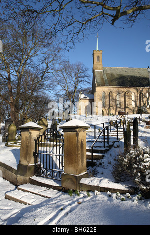 L'église Holy Trinity, Washington, vu passé la porte de l'église et le cimetière dans des conditions hivernales. Tyne and Wear, England, UK Banque D'Images