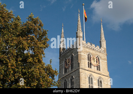 La tour de la cathédrale de Southwark sur la rive sud de la Tamise, Londres, Royaume-Uni. Banque D'Images