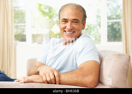 Senior Man Relaxing in Chair At Home Banque D'Images