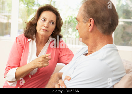 Senior Couple Having Argument At Home Banque D'Images