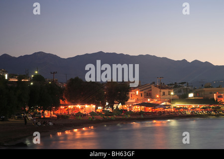 Kalives village au crépuscule, la Crète, Grèce Banque D'Images