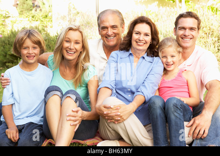 Portrait de famille élargie du Groupe dans le jardin Banque D'Images