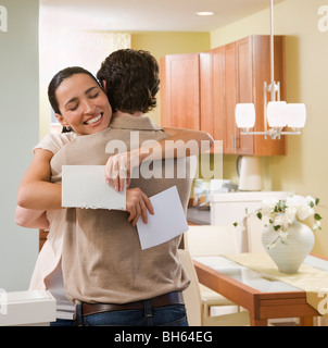 Couple hugging après réception d'une carte Banque D'Images