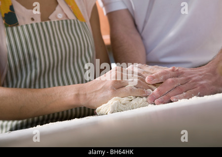 Couple baking in kitchen Banque D'Images