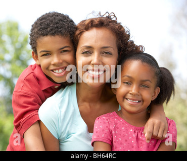 Mère avec enfants dans le parc Banque D'Images