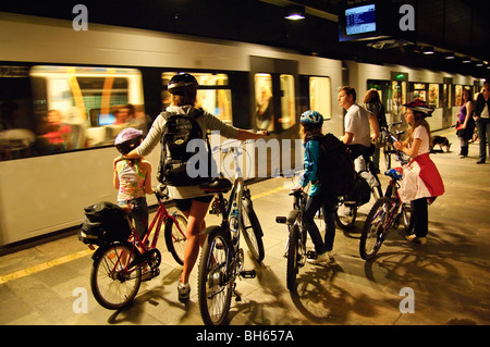 Famille avec vélos attendre à bord d'un train de métro à Oslo, Norvège Banque D'Images