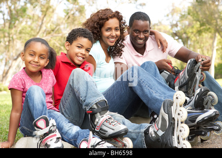 Mettre la famille dans le parc de patins Banque D'Images