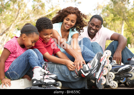 Mettre la famille dans le parc de patins Banque D'Images