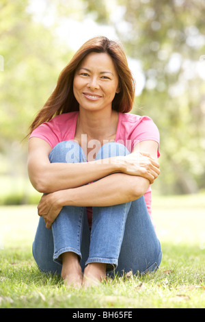 Portrait of Young Woman in Park Banque D'Images